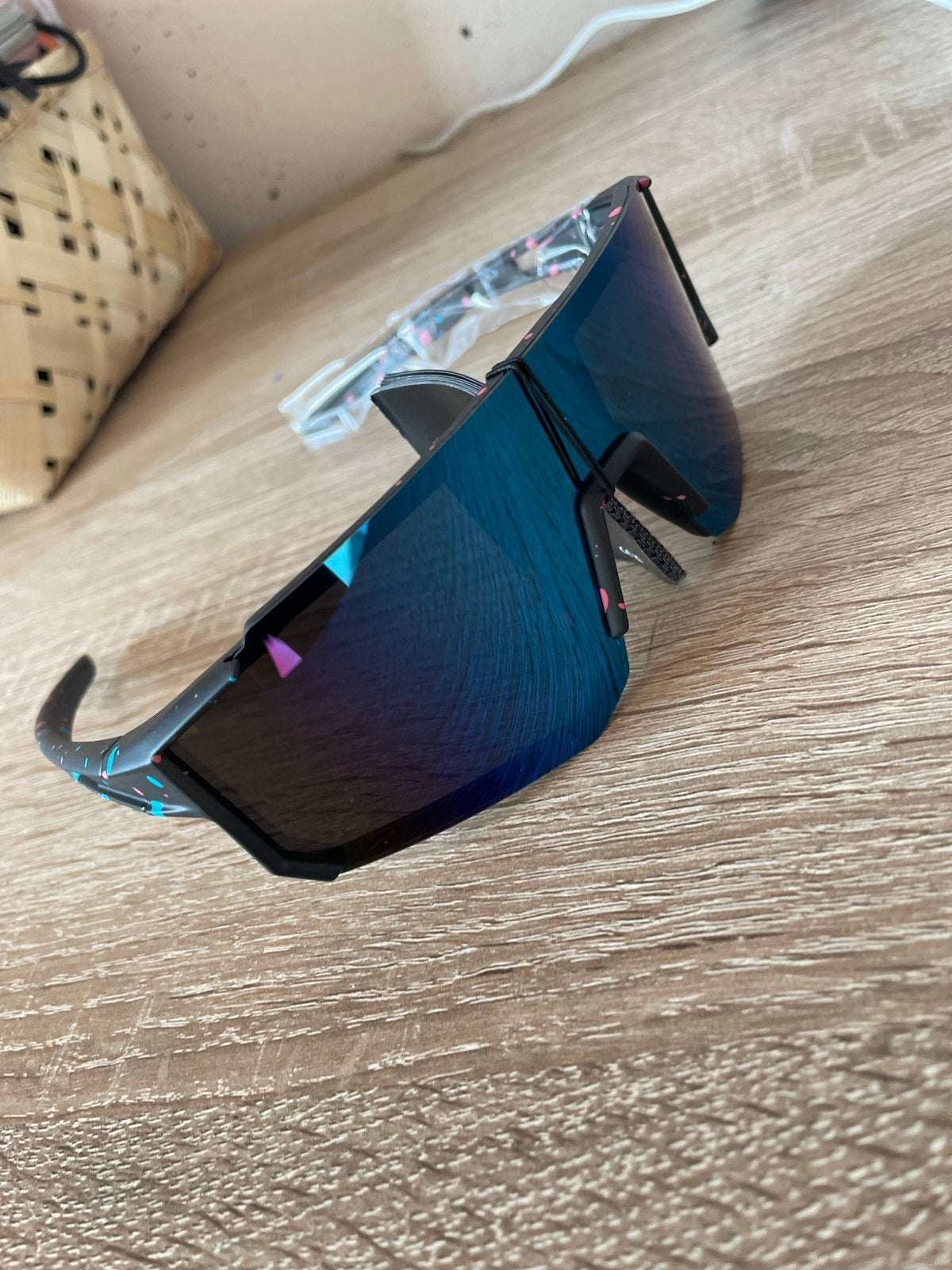 Nieuwe sport zonnebril met kleurrijke spetters, Sieraden, Tassen en Uiterlijk, Overige merken, Zonnebril, Zwart, Nieuw