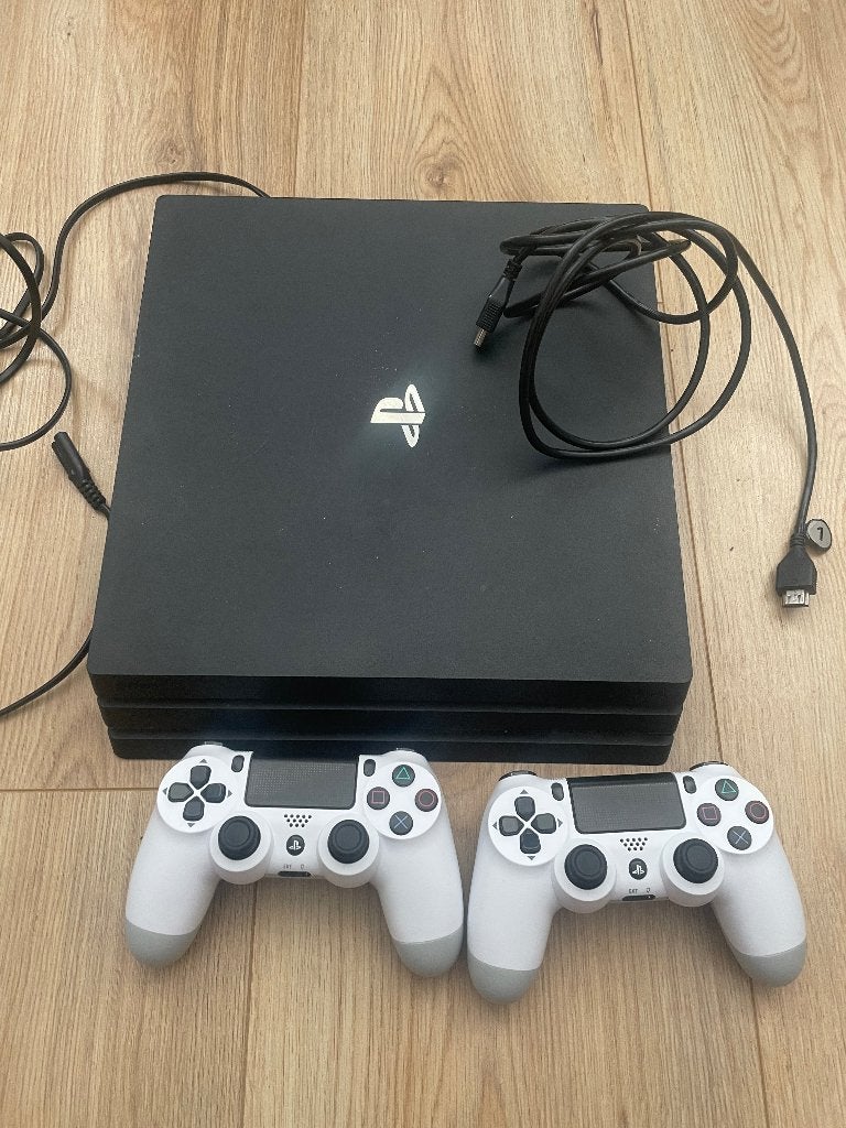 PS4 pro & controllers, Spelcomputers en Games, Spelcomputers | Sony PlayStation 4, Met 2 controllers, Ophalen of Verzenden, Pro