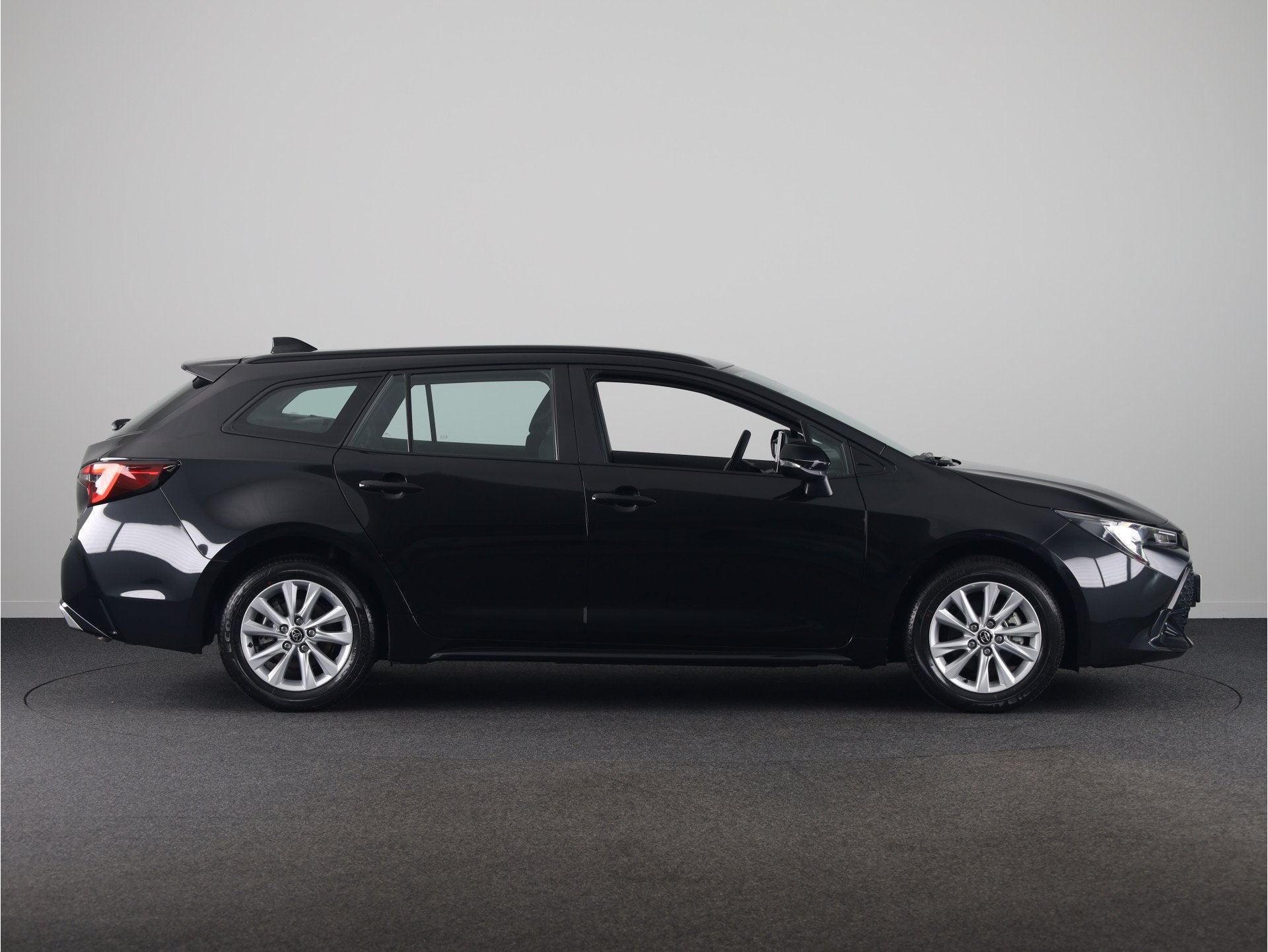 Toyota Corolla Touring Sports Hybrid 140 Active *NIEUW* | Di, 12 maanden, Stof, 4 cilinders, Corolla