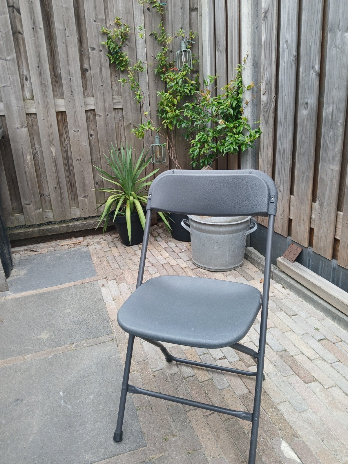 Partij van 35 stevige grijze klapstoelen, Ophalen, Gebruikt