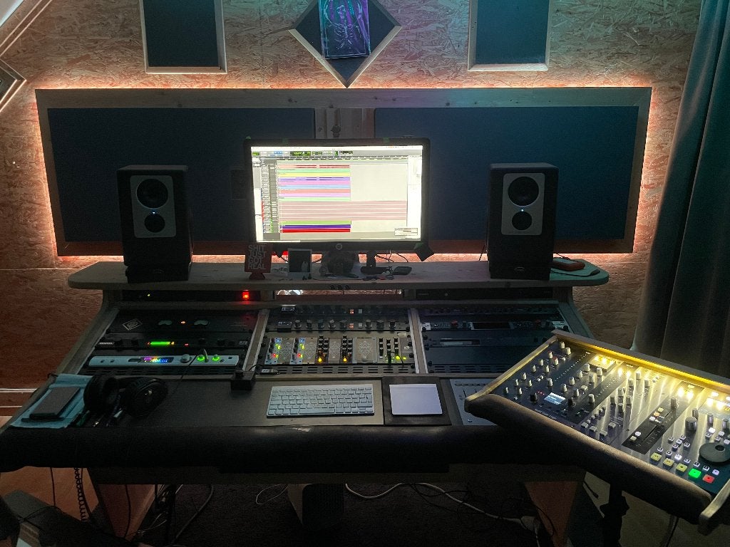 Off To The Moon Studio(mixing,mastering)