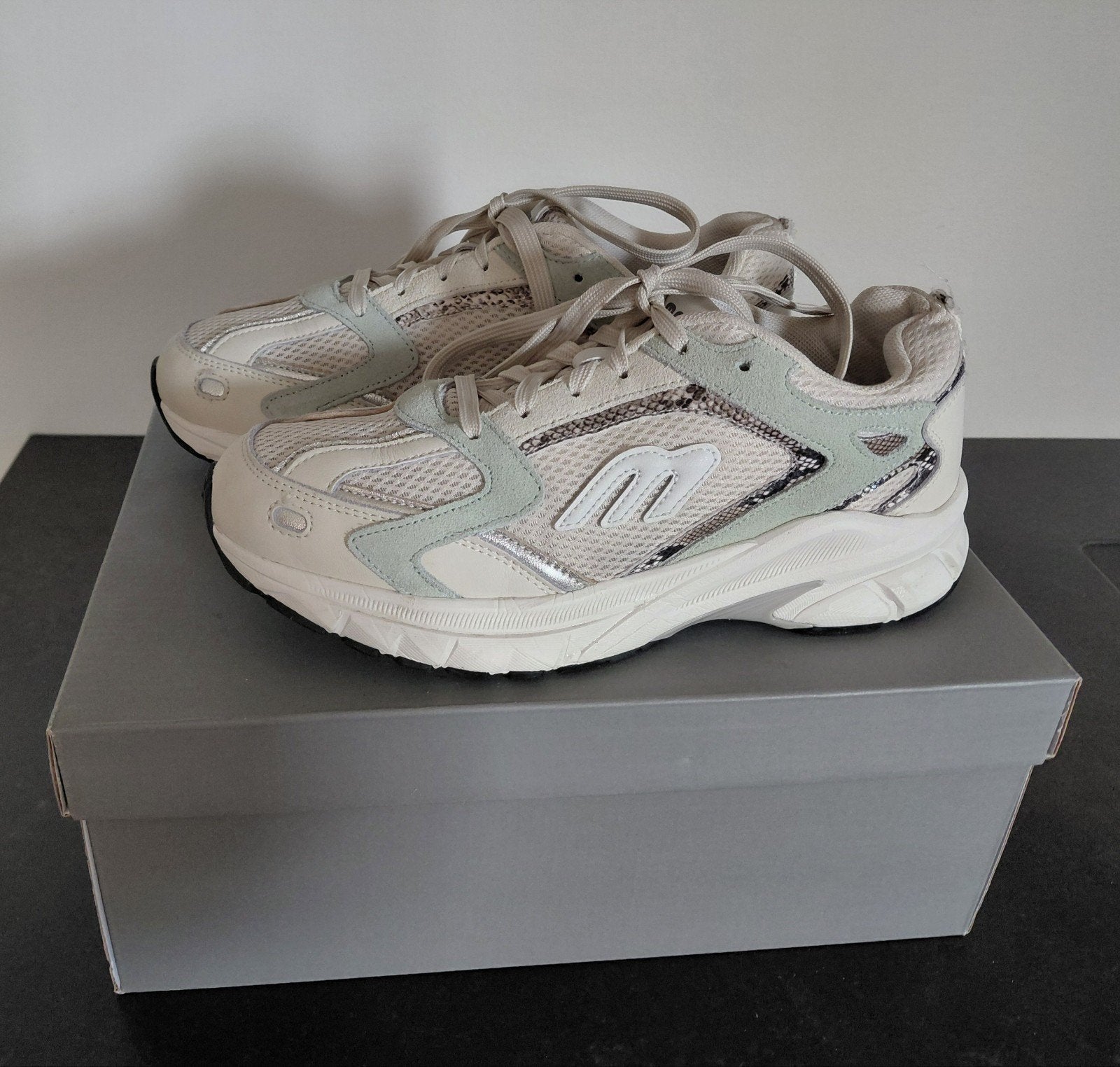 Maruti Sneakers - Gebroken Wit - Zo goed als nieuw, Kleding | Dames, Schoenen, Zo goed als nieuw, Sneakers of Gympen, Wit, Ophalen of Verzenden