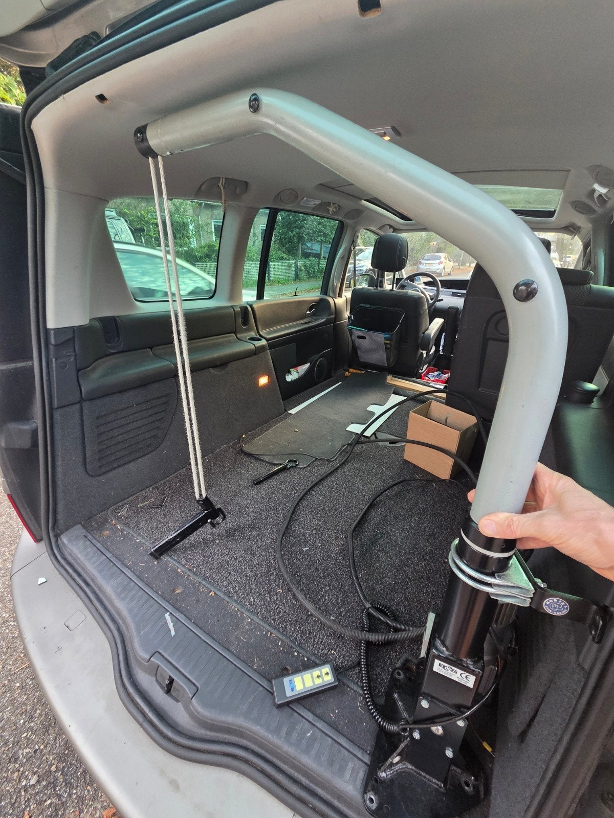 Hijsarm /lift voor rolstoel in de auto, Diversen, Ophalen, Zo goed als nieuw