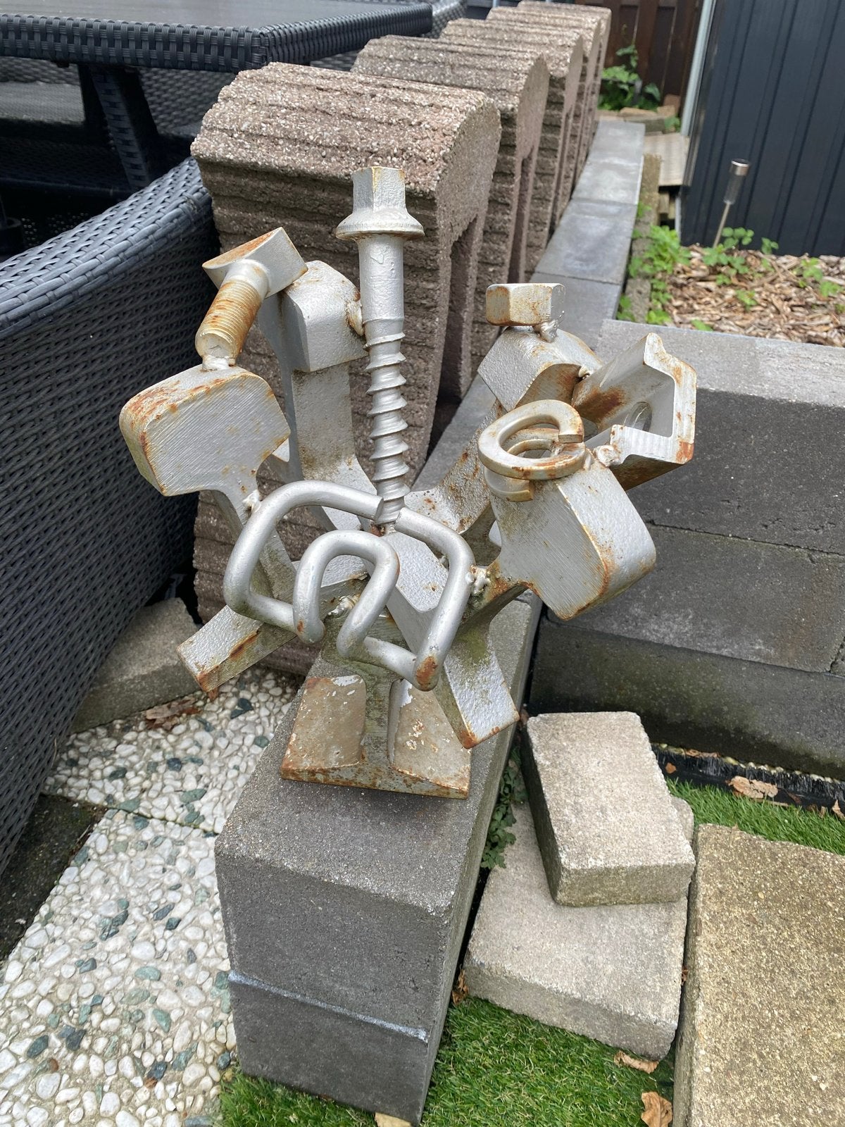 Abstracte metalen sculptuur van gerecyclede onderdelen, Antiek en Kunst, Ophalen of Verzenden, Handgemaakt, 20 - 50 cm, Beeld