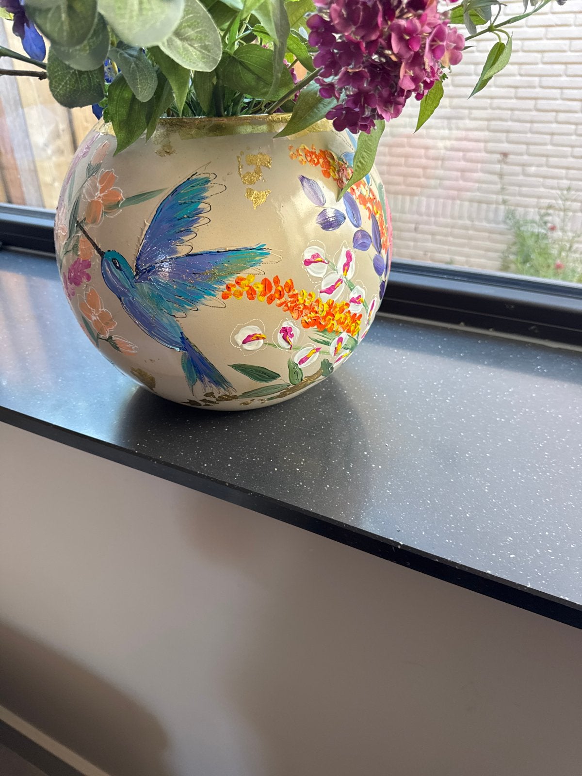 Handgeschilderde vaas met bloemen en kolibrie, Antiek en Kunst, Ophalen