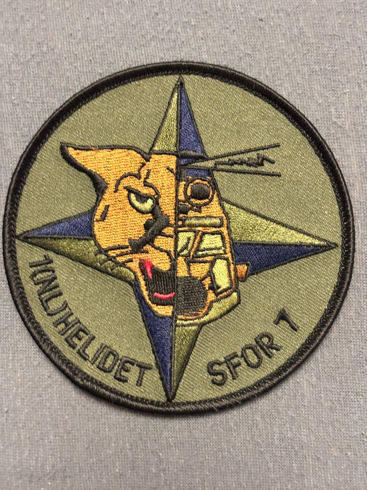 Embleem 300 SQN SFOR1 helidet, Verzenden, Luchtmacht, Nederland, Embleem of Badge