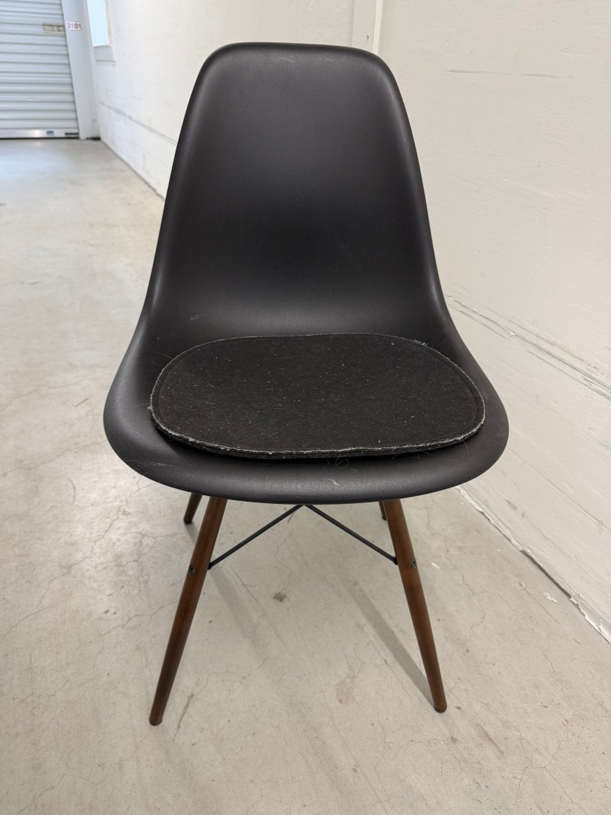 4 VITRA Eames Plastic Side Chair, Zwart met Esdoorn, Ophalen, Klassieker, Zwart, Hout