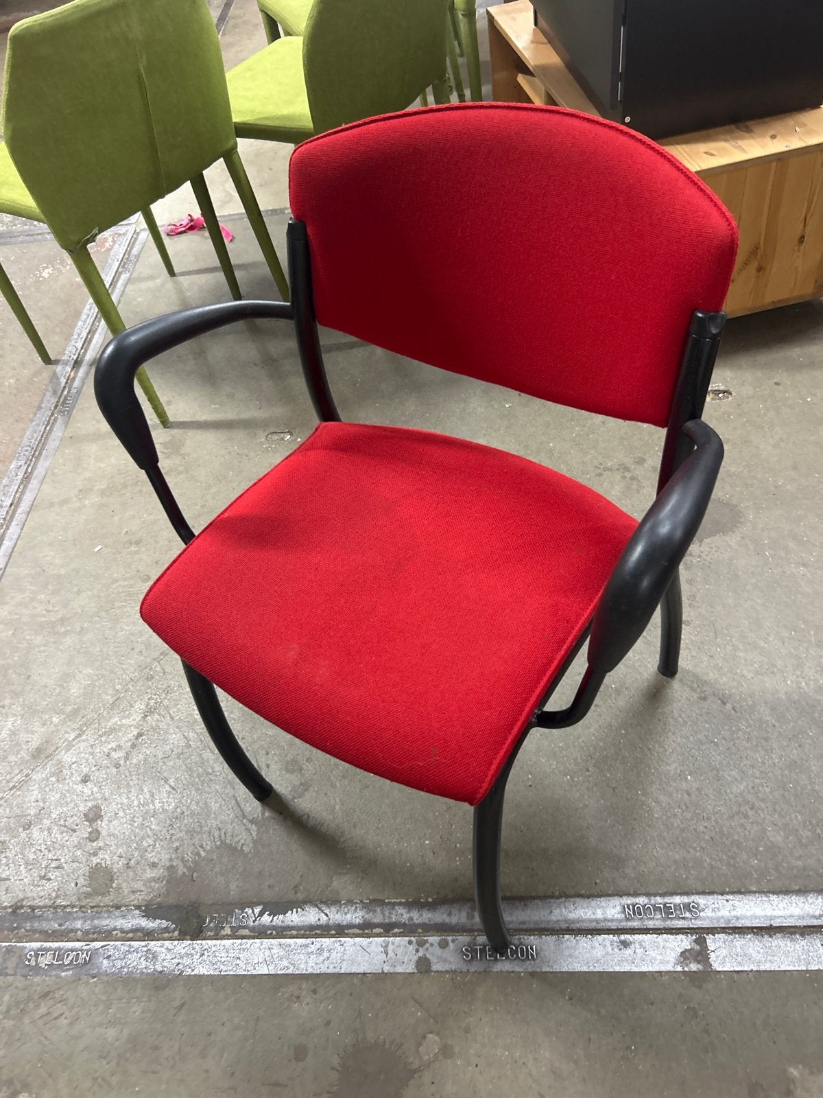 9 Rode stapelbare stoelen met armleuningen, Ophalen, Gebruikt, Stof, Vijf, Zes of meer stoelen