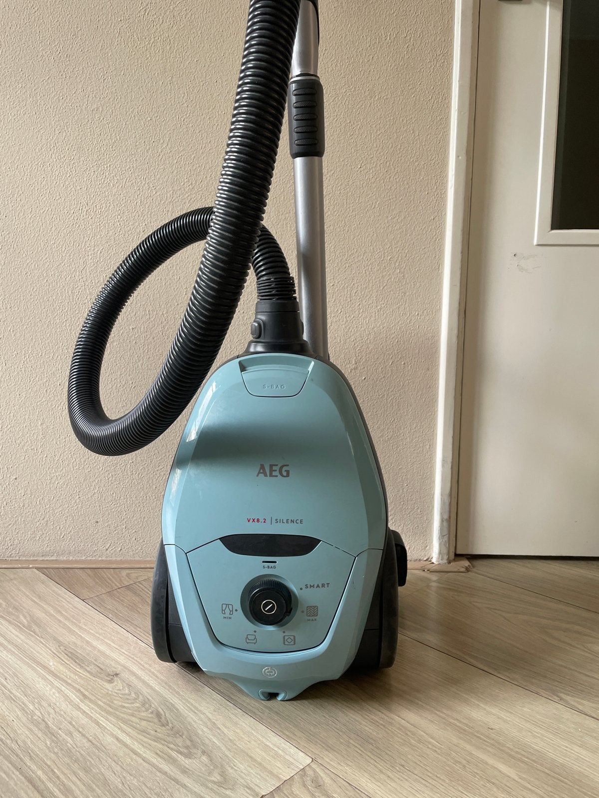 AEG VX82 Stille Stofzuiger met nieuwe printplaat, Gebruikt, Sledestofzuiger, AEG, Stille werking