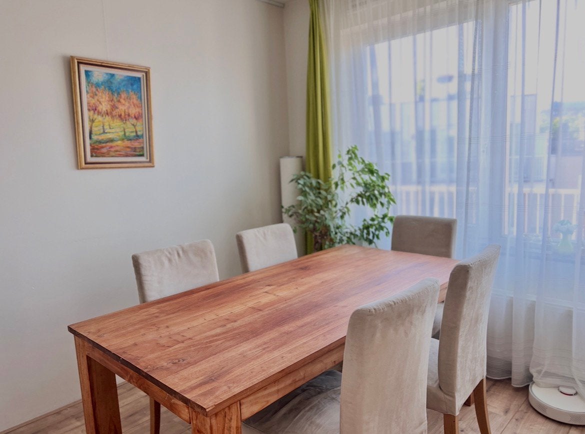 Massief eiken eettafel met 6 stoelen