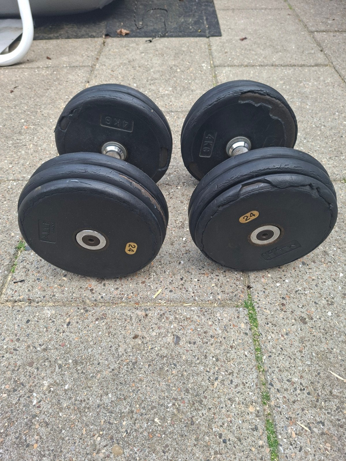 dumbbells dumbells dumbels 24kg, Sport en Fitness, Ophalen, Gebruikt, Benen, Dumbbell