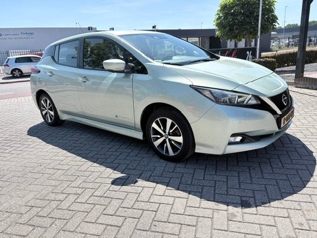 Nissan Leaf 40kWh I Snelladen I 360 graden camera I SOH, Auto's, Nissan, Parkeersensor, Stof, Zwart, 122 pk