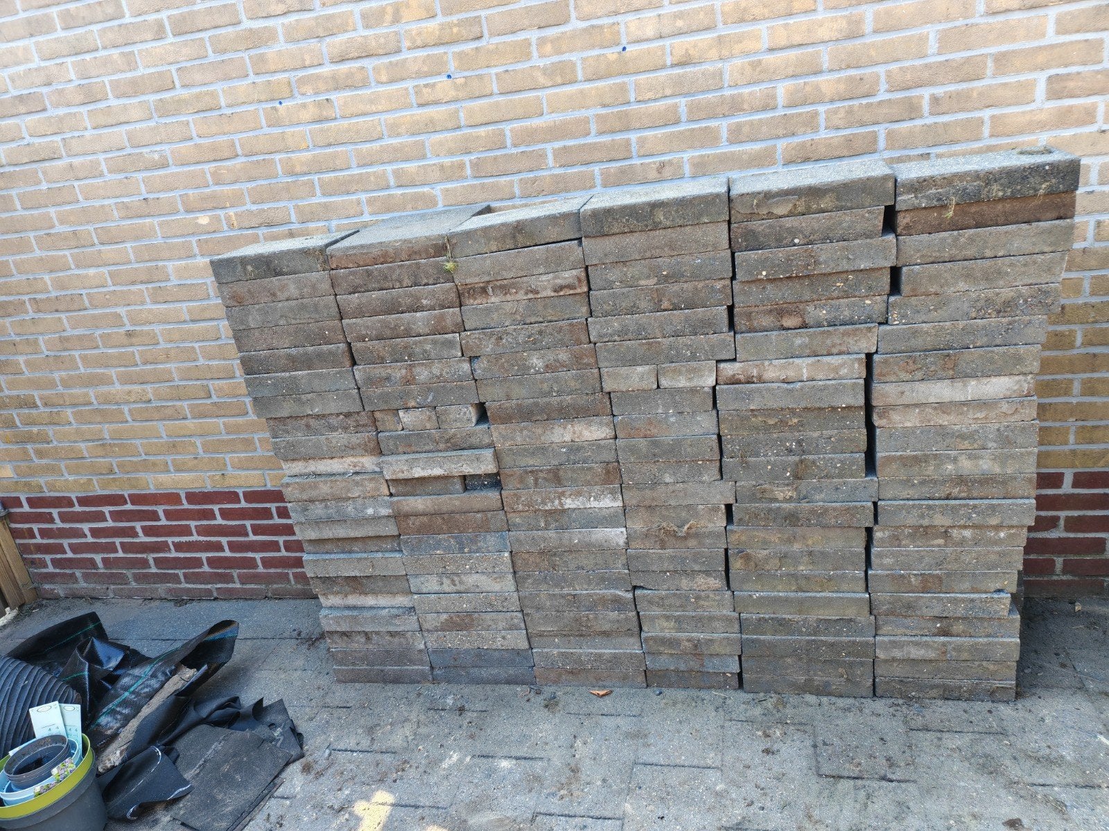 Gratis grijze betontegels 20x30 ca 20m2, Tuin en Terras, Tegels en Klinkers, Ophalen, Gebruikt, 10 m² of meer, Beton