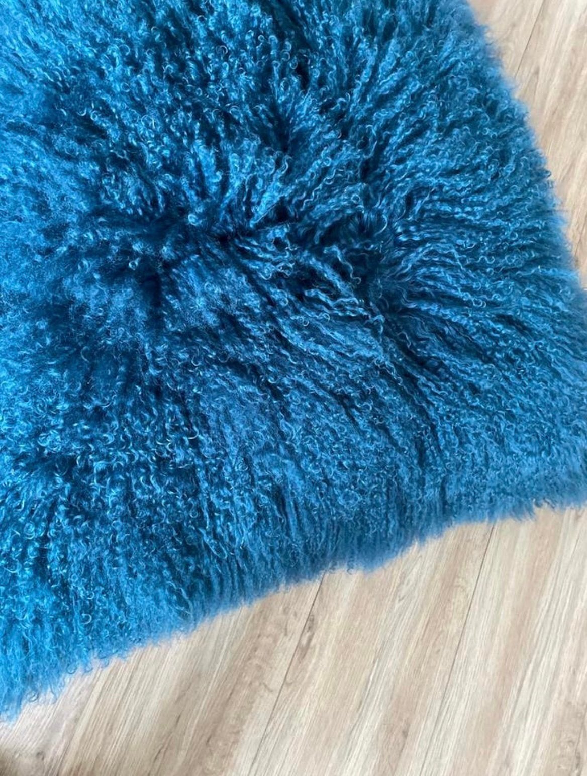 Zacht Blauw Kussen met Krullend Bont, Huis en Inrichting, Woonaccessoires | Kussens, Ophalen, Zo goed als nieuw, Blauw, Vierkant