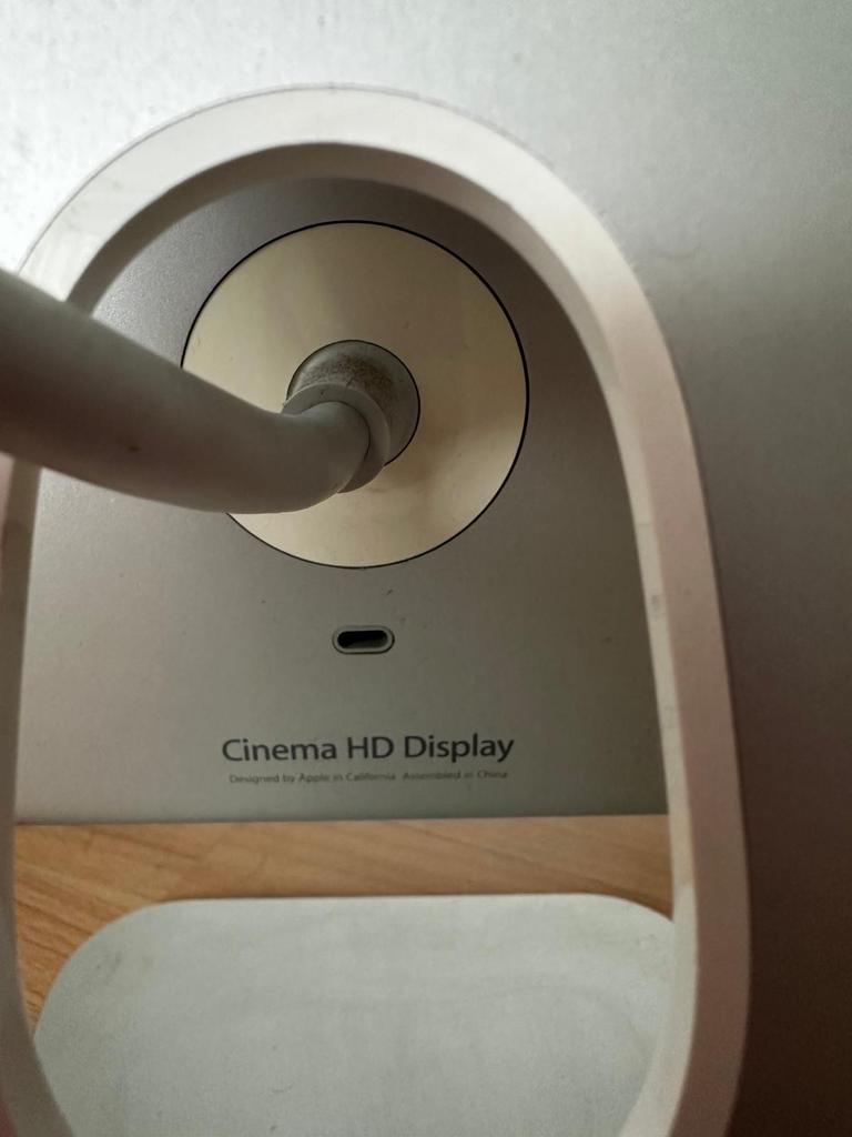 Apple Cinema HD Display 23 inch monitor, 2 stuks, Ophalen, Gebruikt, IPS, Kantelbaar
