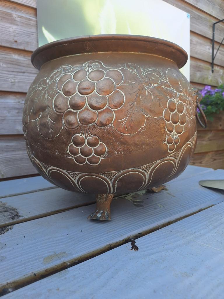 Antieke koperen pot met druivenmotief en leeuwenkoppen, Antiek en Kunst, Antiek | Koper en Brons, Ophalen