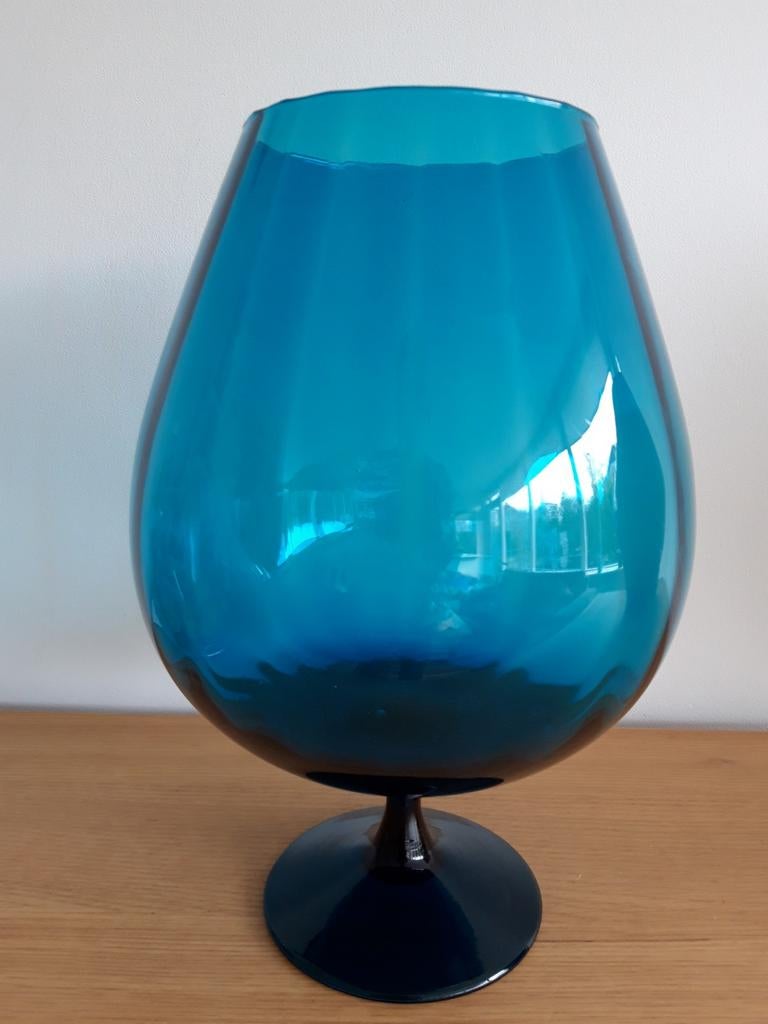 Grote blauwe kelkvaas op voet, Blauw, Ophalen of Verzenden, Minder dan 50 cm, Glas