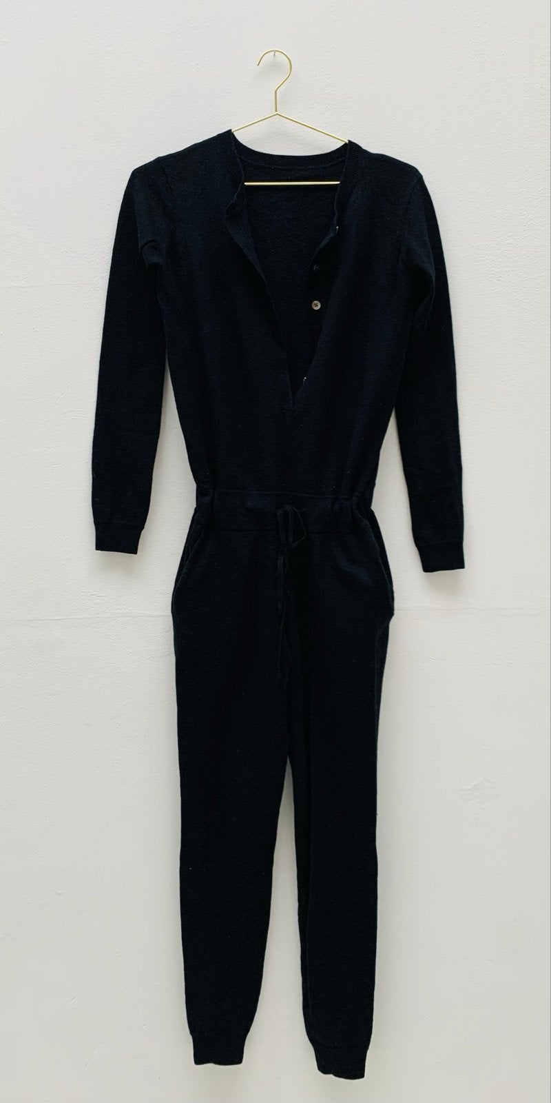 Zwarte wollen overall met schelpknopen, Kleding | Dames, Jumpsuits, Ophalen of Verzenden, Gedragen, Maat 38/40 (M), Zwart