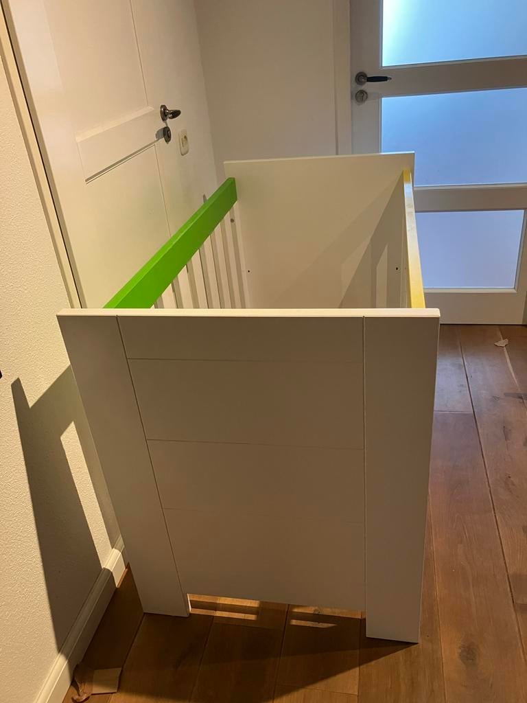 Bopita ledikant met kleurrijke spijlen, Kinderen en Baby's, Babywiegjes en Ledikanten, Ophalen, Zo goed als nieuw, Ledikant