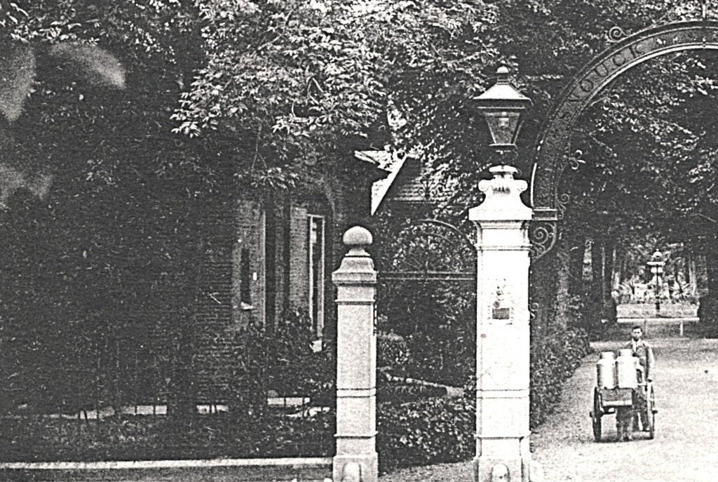 948627	Enkhuizen	Ingang Snouck van Loosen Park	1929, Ophalen of Verzenden, 1920 tot 1940, Gelopen, Noord-Holland