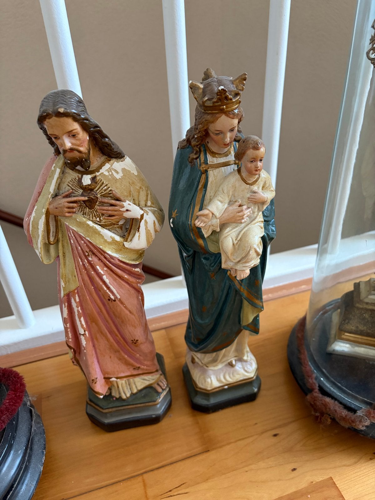 Antieke religieuze beelden en kruisbeeld onder stolp, Antiek en Kunst, Ophalen of Verzenden