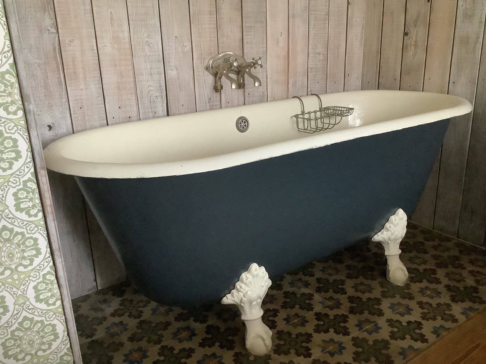 Gietijzeren bad op pootjes met accessoires