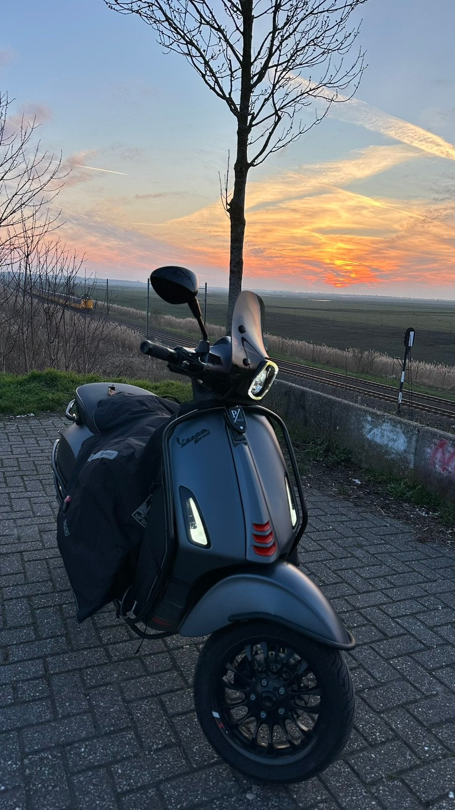 Vespa Sprint 2022 E5 - Full Option (Met scootsecure), Ophalen, Overige modellen, Zo goed als nieuw, Benzine