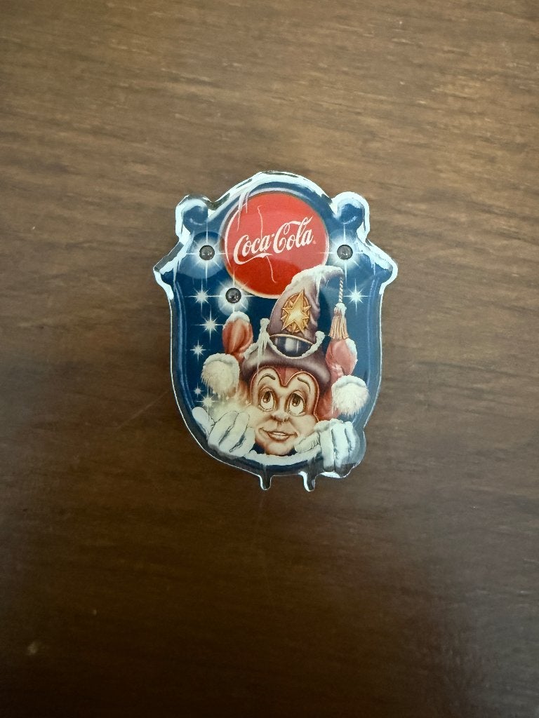 Efteling pin - Winter Coca-Cola met lichtjes, Verzamelen, Ophalen of Verzenden, Nieuw, Button of Speldje