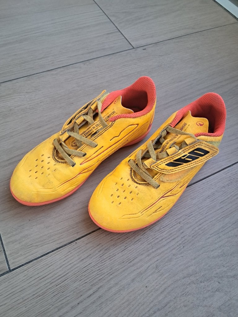 K107 Oranje voetbalschoenen Kipsta maat 33, Gebruikt, Maat XS of kleiner, Schoenen, Ophalen of Verzenden