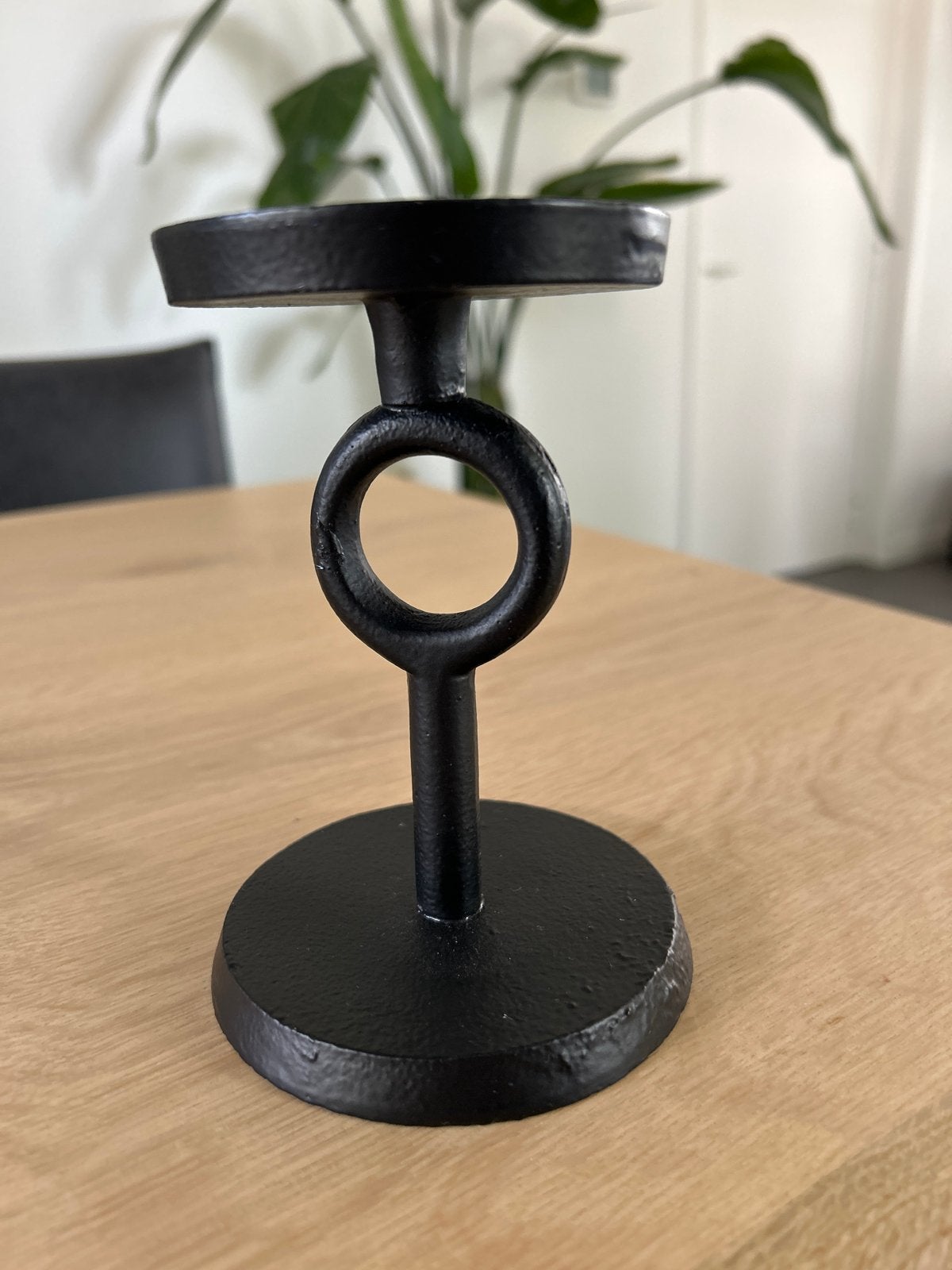 Zwarte metalen kandelaar met ring - Modern design, Huis en Inrichting, Woonaccessoires | Kandelaars en Kaarsen, Zo goed als nieuw