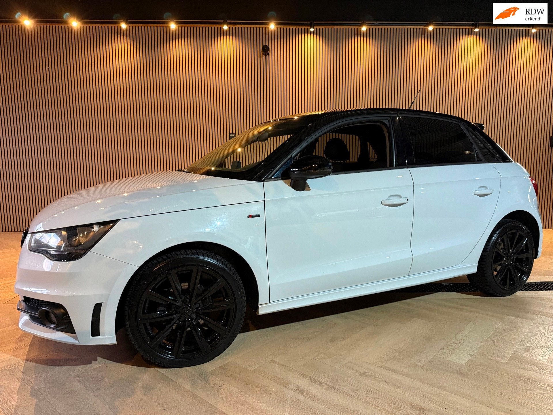 Audi A1 Sportback 1.2 TFSI S-Line | Bluetooth | Stoelverwarm, Voorwielaandrijving, Zwart, 4 cilinders, USB