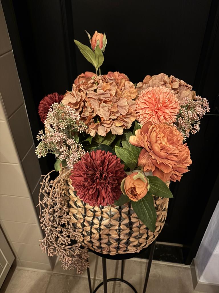 Leuke mand met kunstbloemen, Huis en Inrichting, Woonaccessoires | Kunstplanten en Kunstbloemen, Ophalen of Verzenden