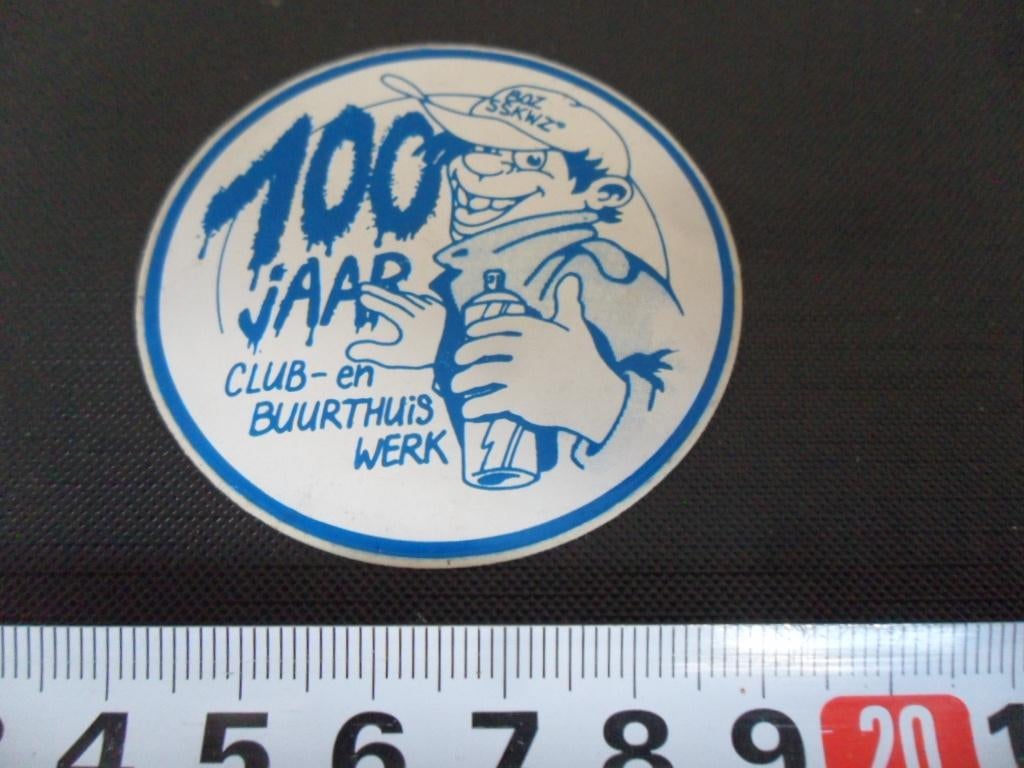 sticker BOZ SSKW 100 jaar club - buurthuis werk, Ophalen, Zo goed als nieuw
