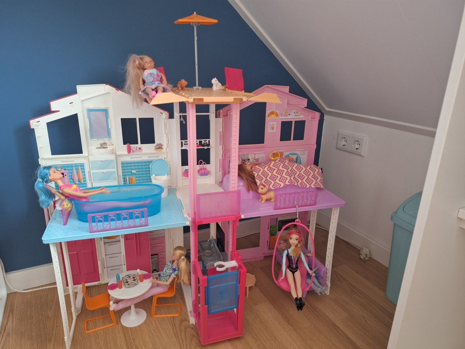 Groot barbiehuis (Malibu huis, 3 verdiepingen), Ophalen, Gebruikt, Toebehoren