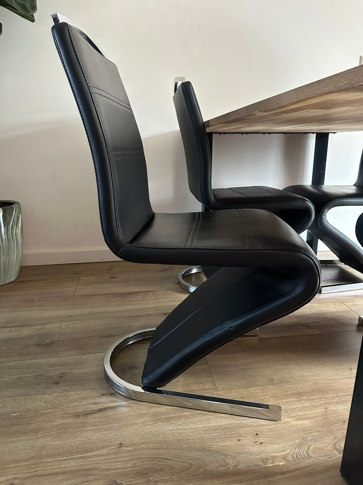 Set van 4 vintage design eetkamerstoelen in leerlook/chroom, Ophalen, Zo goed als nieuw