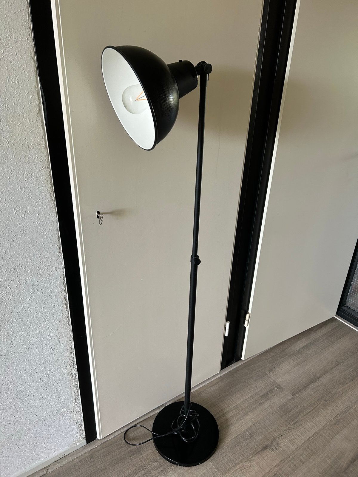 Zwarte vloerlamp met verstelbare kap, Ophalen, Gebruikt, E27 (groot), Metaal