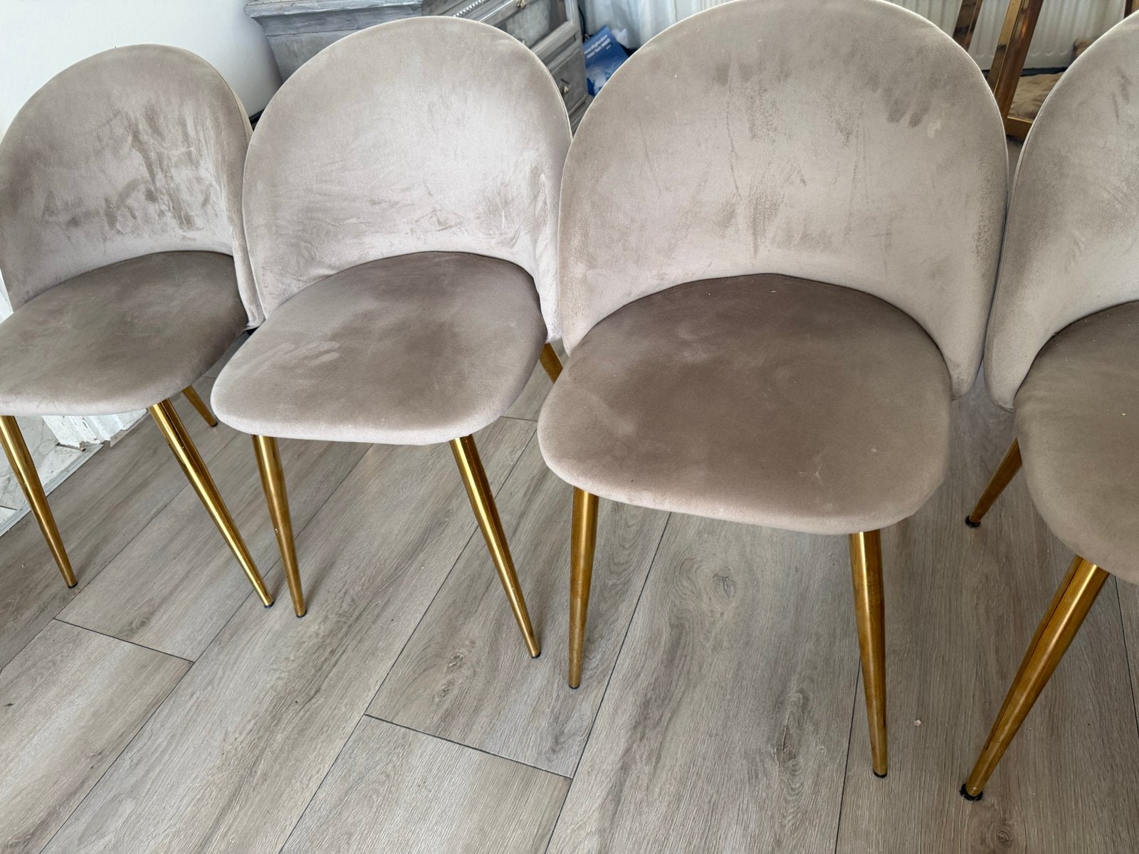 Set van  6 beige velours eetkamerstoelen met gouden poten, Gebruikt, Overige kleuren, Ophalen of Verzenden, Vier