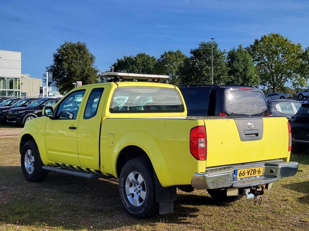 Nissan Navara 2.5 dCi 171pk Pick-up 2009, Auto's, Gebruikt, 4 cilinders, Geel, Bedrijf