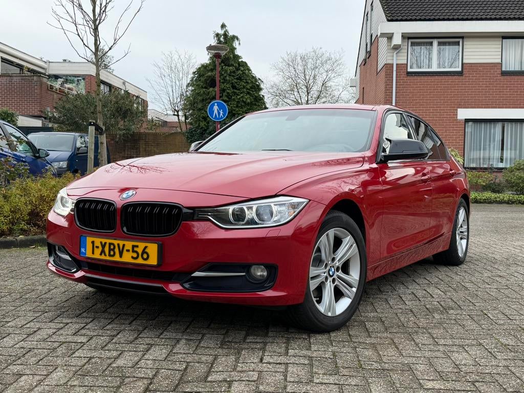 BMW 3-Serie (F30) 316i 1.6 AUT 2014 Rood, Auto's, Automaat, 4 cilinders, Origineel Nederlands, 75 €/maand