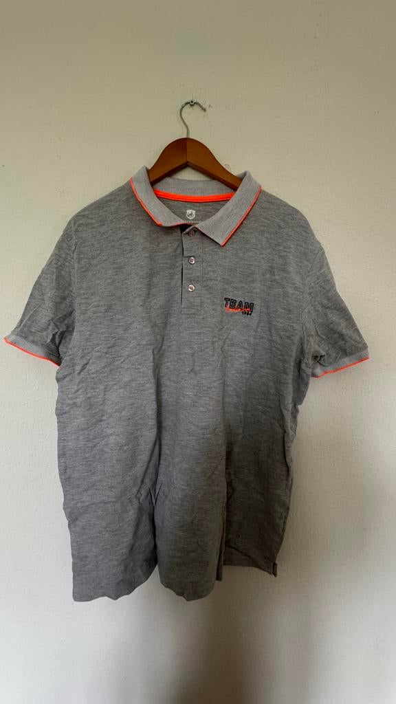 Janvanderstorm Polo XL - Lichtgrijs met Oranje Accenten, Ophalen of Verzenden, Gedragen, Maat 56/58 (XL), Grijs