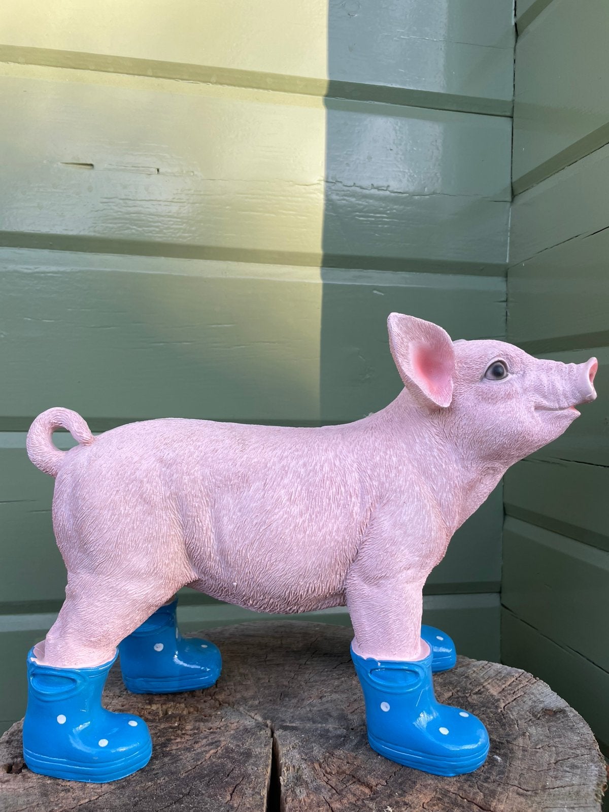 Big varken blauwe regenlaarsjes beeld tuin boerderij boer, Tuin en Terras, Tuinbeelden, Ophalen of Verzenden, Nieuw, Kunststof