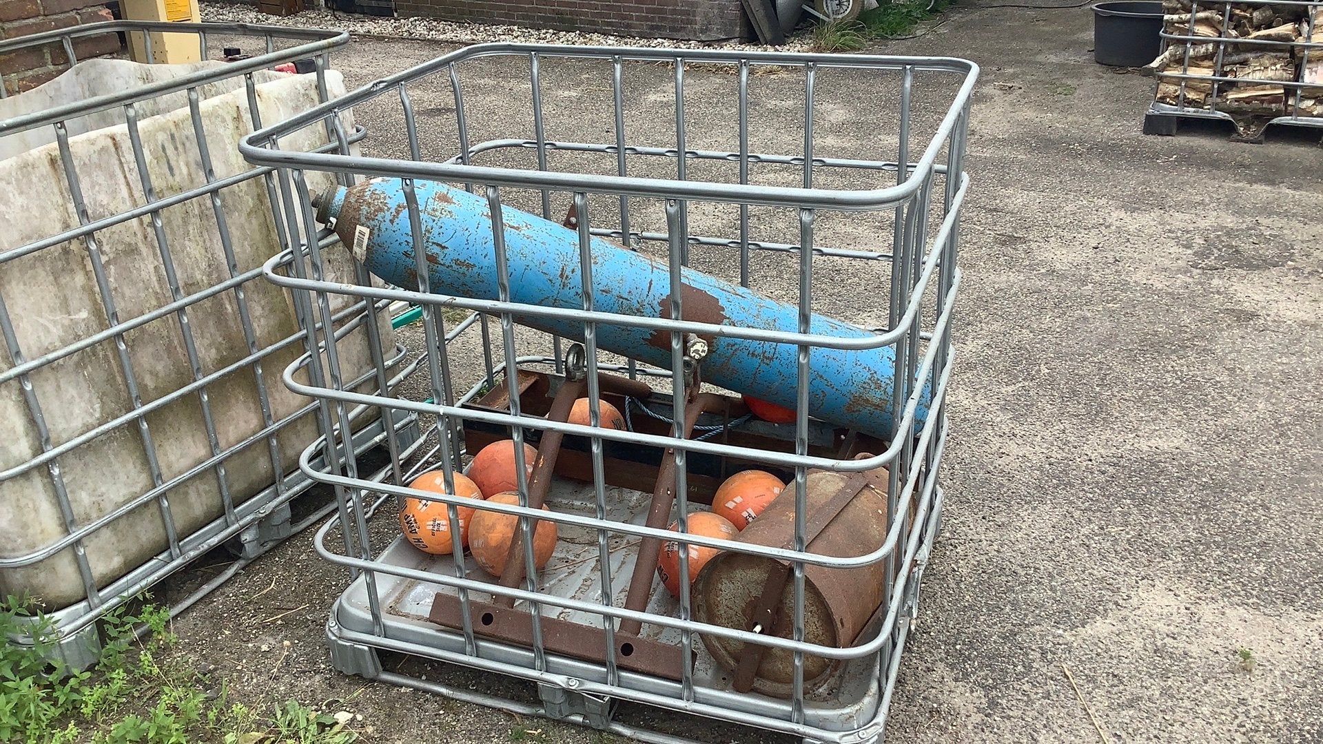 Carbid schieten melkbus en gasfles ‘kanon’, Ophalen