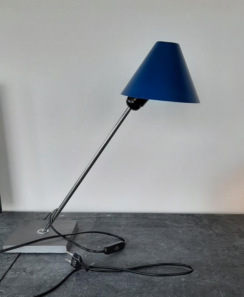 TE KOOP: Design lamp met blauw metalen kapje., Ophalen, Gebruikt, 50 tot 75 cm, Design