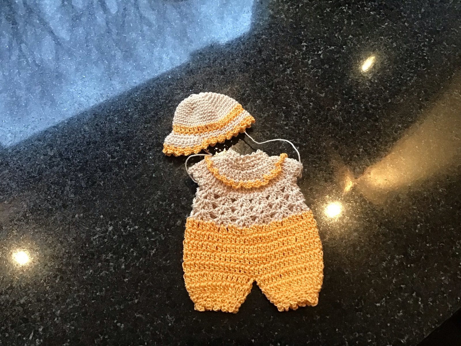 Gehaakte poppenhuiskleding setje, Ophalen of Verzenden, Nieuw, Poppenhuis