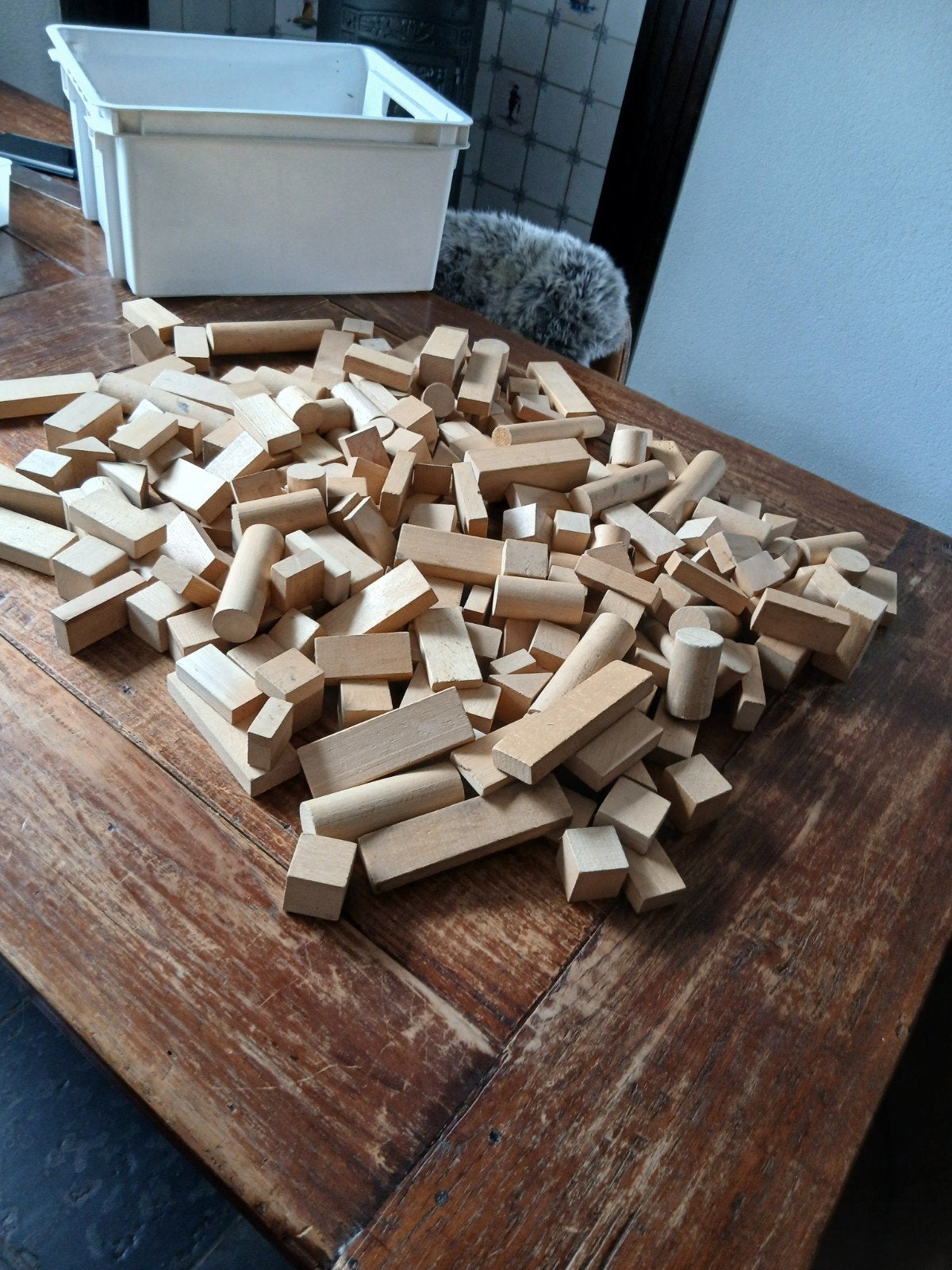 15561) grote partij houten blokken  in kunstof kist, Ophalen of Verzenden