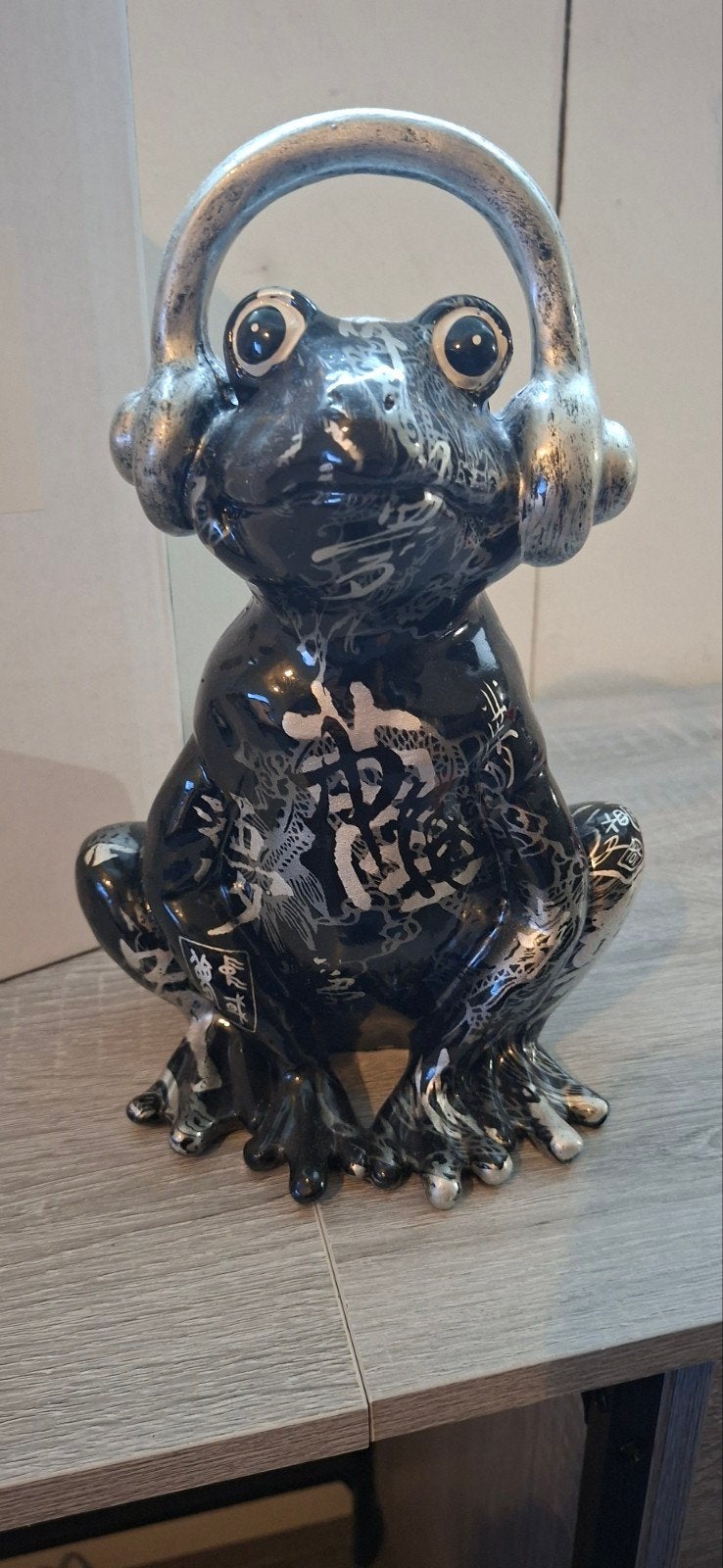 Uniek Popart Kikker Beeldje met Koptelefoon - Zilver/Zwart, Ophalen of Verzenden, Beeld, Zwart, Kunststof