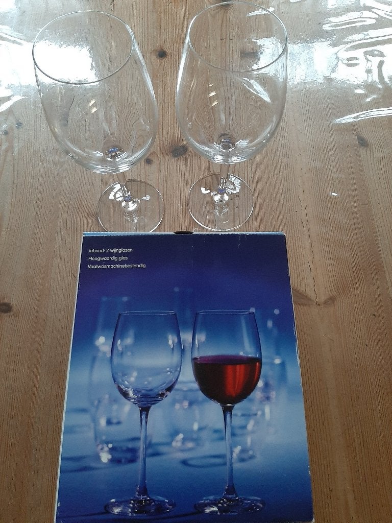 INTERMEZZO - 2 RODE WIJN GLAZEN - KRISTAL - NIEUW IN DE DOOS, Nieuw, Ophalen of Verzenden, Modern, Overige materialen