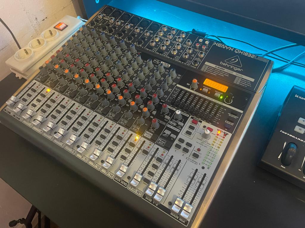 Behringer Xenyx Q1832USB Mixer, Ophalen of Verzenden, Gebruikt, 10 tot 20 kanalen, Microfooningang