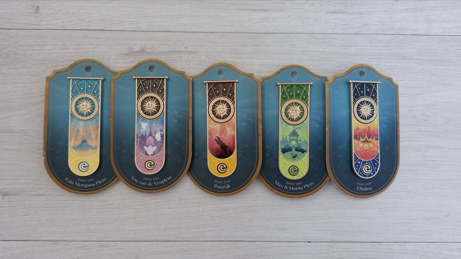 Efteling Zomer 2026 Pins - Complete set van 5 - Nieuw, Verzamelen, Ophalen of Verzenden, Nieuw, Button of Speldje