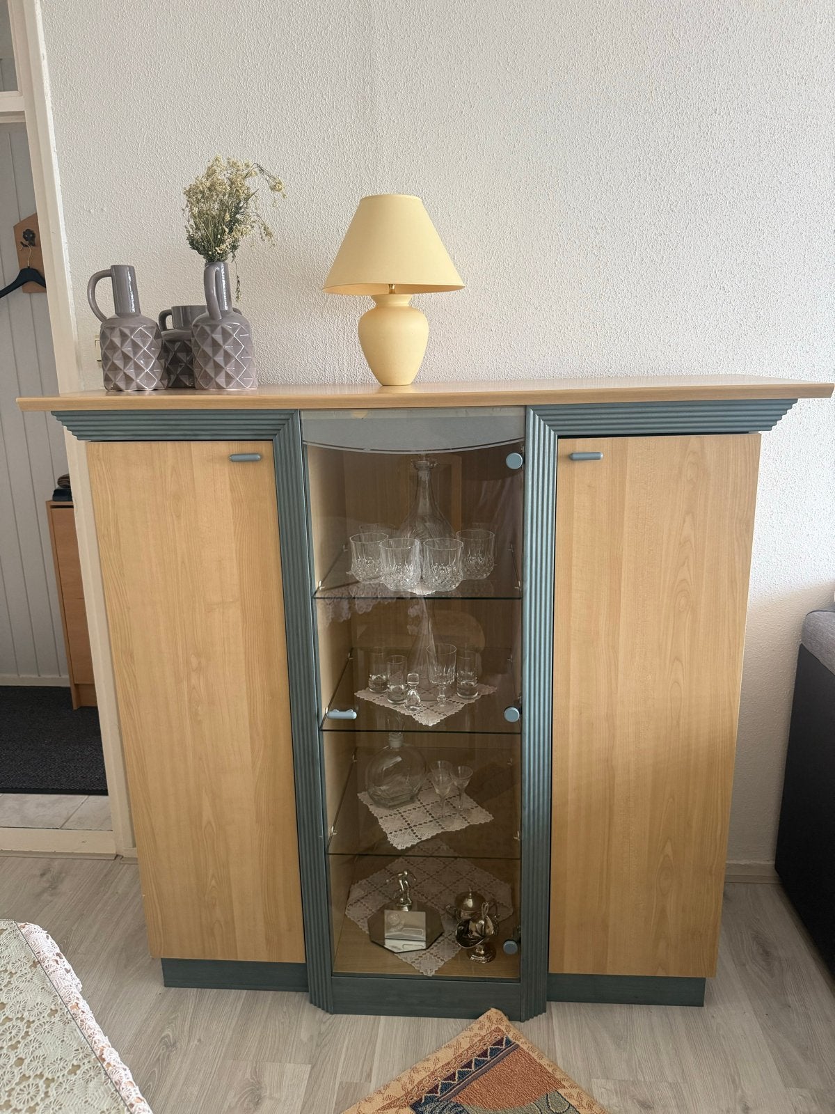 Stijlvolle vitrinekast met opbergruimte, Ophalen, Gebruikt, 100 tot 150 cm, 25 tot 50 cm
